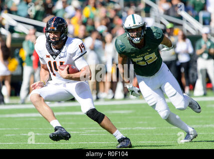 Waco, Texas, USA. 3. November, 2018. Baylor Bears defensive Ende Greg Roberts (52) versucht, Oklahoma State Cowboys Quarterback Taylor Cornelius (14) während der zweiten Hälfte der NCAA Football Spiel zwischen der Oklahoma State Cowboys und die Baylor Bären an McLane Stadion in Waco, Texas. Matthew Lynch/CSM/Alamy leben Nachrichten Stockfoto