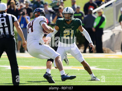 Waco, Texas, USA. 3. November, 2018. Baylor Bears Sicherheit Blake Lynch (21) versucht, Oklahoma State Cowboys Quarterback Taylor Cornelius (14) während der zweiten Hälfte der NCAA Football Spiel zwischen der Oklahoma State Cowboys und die Baylor Bären an McLane Stadion in Waco, Texas. Matthew Lynch/CSM/Alamy leben Nachrichten Stockfoto