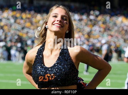 Waco, Texas, USA. 3. November, 2018. Oklahoma State Cowboys Cheerleader durchführen, während der zweiten Hälfte der NCAA Football Spiel zwischen der Oklahoma State Cowboys und die Baylor Bären an McLane Stadion in Waco, Texas. Matthew Lynch/CSM/Alamy leben Nachrichten Stockfoto