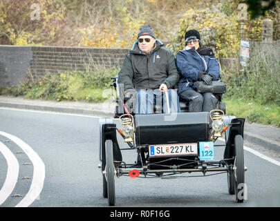 Pyecombe, East Sussex, UK. 4. November 2018. Besitzer und Fahrer nehmen Teil an der 79th" Bonham's "London nach Brighton Veteran Car Run. Die 60 km Route, im Hyde Park London ab schluss bei Madeira Drive Brighton. Die Fahrzeuge in diesem Jahr jährliche Veranstaltung, darunter eine 1895 und eine 1898 Peugeot Panhard et Levassor waren alle zwischen 1893 und 1905 erbaut. Credit: Newspics UK Süd/Alamy leben Nachrichten Stockfoto