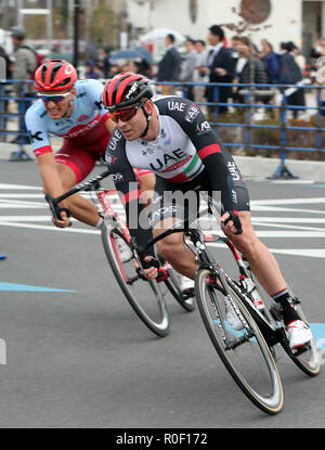 Saitama, Japan. 4 Nov, 2018. Norwegischer Radprofi Alexander Kristoff (R) der VAE Team Emirates Verfolgungsjagden mit deutschen Radprofi Marcel Kittel von Team Katusha während der Tour de France in Saitama Saitama Criterium, Vorort von Tokio am Sonntag, 4. November 2018. Kristoff beendete den Sechsten während Kittel das Fünfte beendet. Credit: Yoshio Tsunoda/LBA/Alamy leben Nachrichten Stockfoto