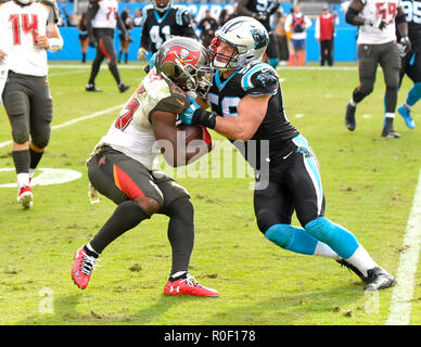 Charlotte, North Carolina, USA. 4 Nov, 2018. Tampa Bay Buccaneers zurück laufen PEYTON FRISEUR (25) gestoppt wird durch Carolina Panthers linebacker LUKAS KUECHLY (59) an der Bank von Amerika Stadium. Credit: Ed Clemente/ZUMA Draht/Alamy leben Nachrichten Stockfoto