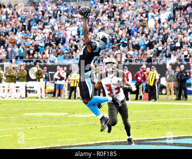 Charlotte, North Carolina, USA. 4 Nov, 2018. Carolina Panthers wide receiver CURTIS SAMUEL (10) zählt eine späte Spiel Touchdown gegen die Tampa Bay Buccaneers an der Bank von Amerika Stadium. Credit: Ed Clemente/ZUMA Draht/Alamy leben Nachrichten Stockfoto