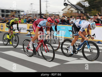 Saitama, Japan. 4 Nov, 2018. Deutsche Radprofi Marcel Kittel (C) des Team Katusha Verfolgungsjagden mit italienischer Radfahrer Matteotrentin (R) der Mitcheltton Scott während der Tour de France in Saitama Saitama Criterium, Vorort von Tokio am Sonntag, 4. November 2018. Kittel beendete den Sechsten während Trentin die Achte beendet. Credit: Yoshio Tsunoda/LBA/Alamy leben Nachrichten Stockfoto