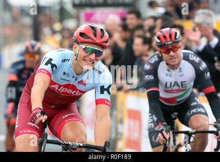 Saitama, Japan. 4 Nov, 2018. Deutsche Radprofi Marcel Kittel (L) des Team Katusha clinshes seine Faust, als er den Sprint Rennen der Tour de France in Saitama Saitama Criterium gewonnen, Vorort von Tokio am Sonntag, 4. November 2018, während die Norwegischen Alexander Kristoff (R) der VAE Emirates Team beendete den zweiten. Credit: Yoshio Tsunoda/LBA/Alamy leben Nachrichten Stockfoto