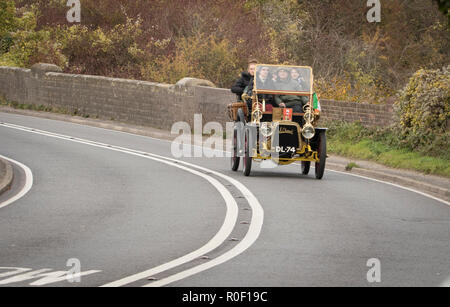 Pyecombe, East Sussex, UK. 4. November 2018. Besitzer und Fahrer nehmen Teil an der 79th" Bonham's "London nach Brighton Veteran Car Run. Die 60 km Route, im Hyde Park London ab schluss bei Madeira Drive Brighton. Die Fahrzeuge in diesem Jahr jährliche Veranstaltung, darunter eine 1895 und eine 1898 Peugeot Panhard et Levassor waren alle zwischen 1893 und 1905 erbaut. Credit: Newspics UK Süd/Alamy leben Nachrichten Stockfoto