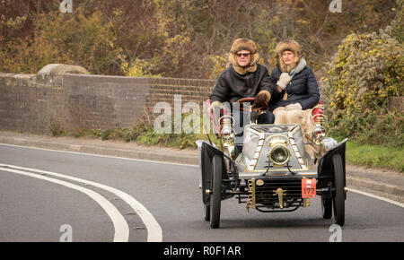 Pyecombe, East Sussex, UK. 4. November 2018. Besitzer und Fahrer nehmen Teil an der 79th" Bonham's "London nach Brighton Veteran Car Run. Die 60 km Route, im Hyde Park London ab schluss bei Madeira Drive Brighton. Die Fahrzeuge in diesem Jahr jährliche Veranstaltung, darunter eine 1895 und eine 1898 Peugeot Panhard et Levassor waren alle zwischen 1893 und 1905 erbaut. Credit: Newspics UK Süd/Alamy leben Nachrichten Stockfoto