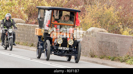 Pyecombe, East Sussex, UK. 4. November 2018. Besitzer und Fahrer nehmen Teil an der 79th" Bonham's "London nach Brighton Veteran Car Run. Die 60 km Route, im Hyde Park London ab schluss bei Madeira Drive Brighton. Die Fahrzeuge in diesem Jahr jährliche Veranstaltung, darunter eine 1895 und eine 1898 Peugeot Panhard et Levassor waren alle zwischen 1893 und 1905 erbaut. Credit: Newspics UK Süd/Alamy leben Nachrichten Stockfoto