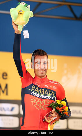 Saitama, Japan. 4 Nov, 2018. Italienischer Radfahrer Vincenzo Nibali von Bahrain Merida wirft ein Maskottchen, wie er der beste Kletterer Award der Tour de France in Saitama Saitama Criterium gewonnen, Vorort von Tokio am Sonntag, 4. November 2018. Weltmeister Spanisch Alejandro Valvelde der Movista Team gewann das Rennen. Credit: Yoshio Tsunoda/LBA/Alamy leben Nachrichten Stockfoto