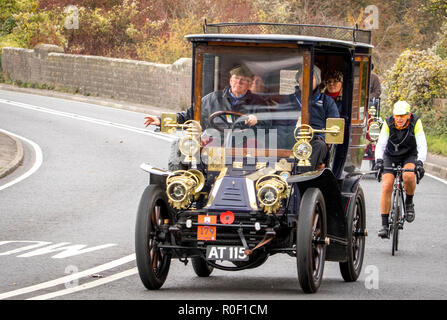 Pyecombe, East Sussex, UK. 4. November 2018. Besitzer und Fahrer nehmen Teil an der 79th" Bonham's "London nach Brighton Veteran Car Run. Die 60 km Route, im Hyde Park London ab schluss bei Madeira Drive Brighton. Die Fahrzeuge in diesem Jahr jährliche Veranstaltung, darunter eine 1895 und eine 1898 Peugeot Panhard et Levassor waren alle zwischen 1893 und 1905 erbaut. Credit: Newspics UK Süd/Alamy leben Nachrichten Stockfoto