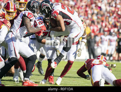 Landover, Maryland, USA. 4 Nov, 2018. Atlanta Falcons zurück laufen Ito Smith (25), Airborne tacklers gegen die Washington Redskins an FedEx Field in Landover, Maryland am Sonntag, 4. November 2018 Credit: Ron Sachs/CNP/ZUMA Draht/Alamy Leben Nachrichten zu entziehen. Stockfoto