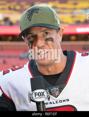 Atlanta Falcons quarterback Matt Ryan (2) ist nach dem Spiel gegen die Washington Redskins an FedEx Field in Landover, Maryland am Sonntag, 4. November 2018 befragt. Die Falken gewann das Spiel 38-14. Credit: Ron Sachs/CNP | Verwendung weltweit Stockfoto