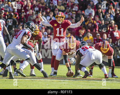 Landover, Maryland, USA. 4 Nov, 2018. Washington Redskins Quarterback Alex Smith (11) fordert Signale im zweiten Viertel gegen die Atlanta Falcons an FedEx Field in Landover, Maryland am Sonntag, 4. November 2018 Credit: Ron Sachs/CNP/ZUMA Draht/Alamy leben Nachrichten Stockfoto