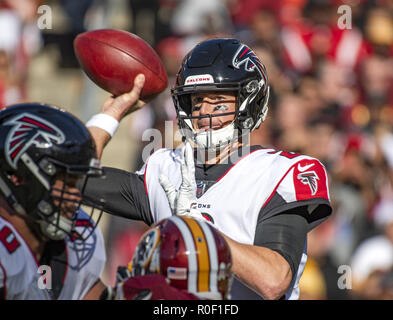 Landover, Maryland, USA. 4 Nov, 2018. Atlanta Falcons quarterback Matt Ryan (2) sieht im zweiten Viertel gegen die Washington Redskins an FedEx Field in Landover, Maryland am Sonntag, 4. November 2018 Credit: Ron Sachs/CNP/ZUMA Draht/Alamy Leben Nachrichten weiterzugeben Stockfoto