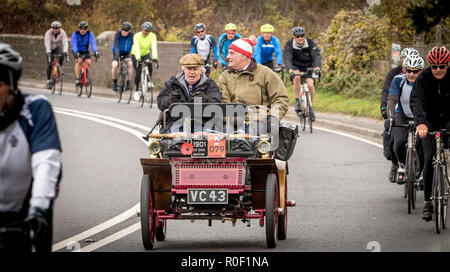 Pyecombe, East Sussex, UK. 4. November 2018. Besitzer und Fahrer nehmen Teil an der 79th" Bonham's "London nach Brighton Veteran Car Run. Die 60 km Route, im Hyde Park London ab schluss bei Madeira Drive Brighton. Die Fahrzeuge in diesem Jahr jährliche Veranstaltung, darunter eine 1895 und eine 1898 Peugeot Panhard et Levassor waren alle zwischen 1893 und 1905 erbaut. Credit: Newspics UK Süd/Alamy leben Nachrichten Stockfoto