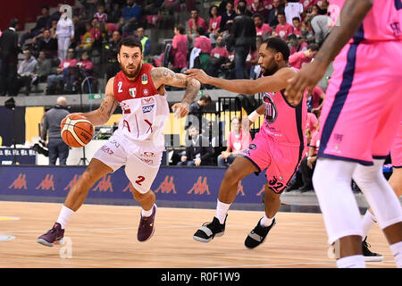 James Mike (Olimipia Milano) während der lega BASKET SERIE A 2018/19 basketball Match zwischen FIAT AUXILIUM TORINO vs AX EXANGE ARMANI MILANO an PalaVela am 4. November in Turin, Italien 2018. Stockfoto