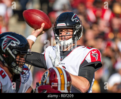 Atlanta Falcons quarterback Matt Ryan (2) sieht im zweiten Viertel gegen die Washington Redskins an FedEx Field in Landover, Maryland am Sonntag, 4. November 2018 zu übermitteln. Credit: Ron Sachs/CNP/MediaPunch Stockfoto