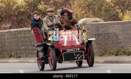 Pyecombe, East Sussex, UK. 4. November 2018. Besitzer und Fahrer nehmen Teil an der 79th" Bonham's "London nach Brighton Veteran Car Run. Die 60 km Route, im Hyde Park London ab schluss bei Madeira Drive Brighton. Die Fahrzeuge in diesem Jahr jährliche Veranstaltung, darunter eine 1895 und eine 1898 Peugeot Panhard et Levassor waren alle zwischen 1893 und 1905 erbaut. Credit: Newspics UK Süd/Alamy leben Nachrichten Stockfoto