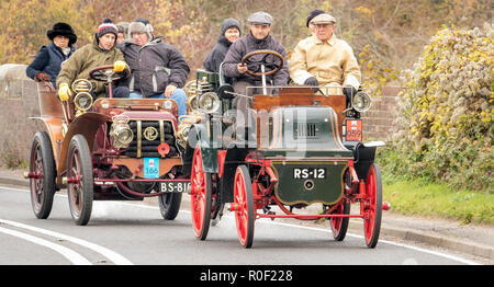 Pyecombe, East Sussex, UK. 4. November 2018. Besitzer und Fahrer nehmen Teil an der 79th" Bonham's "London nach Brighton Veteran Car Run. Die 60 km Route, im Hyde Park London ab schluss bei Madeira Drive Brighton. Die Fahrzeuge in diesem Jahr jährliche Veranstaltung, darunter eine 1895 und eine 1898 Peugeot Panhard et Levassor waren alle zwischen 1893 und 1905 erbaut. Credit: Newspics UK Süd/Alamy leben Nachrichten Stockfoto