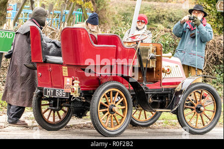 Pyecombe, East Sussex, UK. 4. November 2018. Besitzer und Fahrer nehmen Teil an der 79th" Bonham's "London nach Brighton Veteran Car Run. Die 60 km Route, im Hyde Park London ab schluss bei Madeira Drive Brighton. Die Fahrzeuge in diesem Jahr jährliche Veranstaltung, darunter eine 1895 und eine 1898 Peugeot Panhard et Levassor waren alle zwischen 1893 und 1905 erbaut. Credit: Newspics UK Süd/Alamy leben Nachrichten Stockfoto