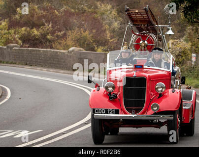 Pyecombe, East Sussex, UK. 4. November 2018. Besitzer und Fahrer nehmen Teil an der 79th" Bonham's "London nach Brighton Veteran Car Run. Die 60 km Route, im Hyde Park London ab schluss bei Madeira Drive Brighton. Die Fahrzeuge in diesem Jahr jährliche Veranstaltung, darunter eine 1895 und eine 1898 Peugeot Panhard et Levassor waren alle zwischen 1893 und 1905 erbaut. Credit: Newspics UK Süd/Alamy leben Nachrichten Stockfoto