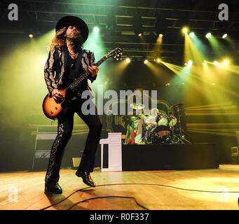 Anaheim, Kalifornien, USA. 3. November, 2018. Adam Slack, Gitarrist der Struts - der Körper spricht Tour führt auf dem House of Blues in Anaheim CA. Am 3. November 2018. Für eine ausverkaufte Leistung. Credit: Dave Safley/ZUMA Draht/Alamy leben Nachrichten Stockfoto