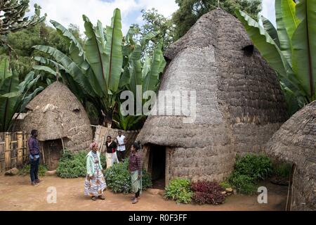 Nairobi, Äthiopien. 29 Okt, 2018. Dorze Dorfbewohner sprechen Sie mit einander in ihrer Substanz an Gamo Gofa im südlichen regionalen staatlichen, Äthiopien, Okt. 29, 2018. Die dorze bewohnen die Gamo Gofa Zone in der Äthiopischen südlichen regionalen Zustand. Dorze Menschen sind bekannt für ihre Weberei Fähigkeiten und Ihre einzigartige Elephant-förmigen Häusern. Credit: Lyu Shuai/Xinhua/Alamy leben Nachrichten Stockfoto