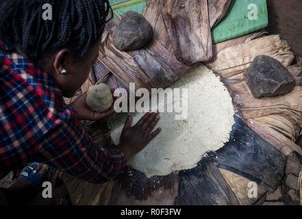 Nairobi, Äthiopien. 29 Okt, 2018. Ein dorze Dorfbewohner macht Grundnahrungsmittel an Gamo Gofa im südlichen regionalen staatlichen, Äthiopien, Okt. 29, 2018. Die dorze bewohnen die Gamo Gofa Zone in der Äthiopischen südlichen regionalen Zustand. Dorze Menschen sind bekannt für ihre Weberei Fähigkeiten und Ihre einzigartige Elephant-förmigen Häusern. Credit: Lyu Shuai/Xinhua/Alamy leben Nachrichten Stockfoto