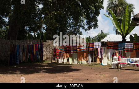 Nairobi. 29 Okt, 2018. Foto am Okt. 29, 2018 zeigt handgemachte Tuch der Dorze Leute an Gamo Gofa im südlichen regionalen staatlichen, Äthiopien. Die dorze bewohnen die Gamo Gofa Zone in der Äthiopischen südlichen regionalen Zustand. Dorze Menschen sind bekannt für ihre Weberei Fähigkeiten und Ihre einzigartige Elephant-förmigen Häusern. Credit: Lyu Shuai/Xinhua/Alamy leben Nachrichten Stockfoto