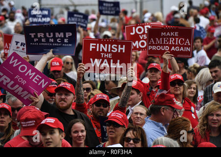 Macon, Georgia, USA. 4 Nov, 2018. Das Publikum reagiert auf Trumpf ralling Unterstützung für Georgien GOP Anwärter für Regler Brian Kemp in Macon, Georgia Sonntag. Umfragen zeigen Kemp statistisch mit seiner demokratischen Gegner Stacey Abrams, der erste schwarze weibliche Gouverneur der Nation gebunden werden könnte. Credit: Miguel Juarez Lugo/ZUMA Draht/Alamy leben Nachrichten Stockfoto