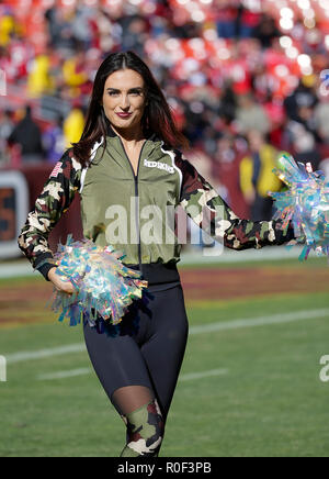 Landover, MD, USA. 4 Nov, 2018. Washington Redskins Cheerleader führt, bevor ein NFL Football Spiel zwischen den Washington Redskins und die Atlanta Falcons an FedEx Field in Landover, Md. Justin Cooper/CSM/Alamy leben Nachrichten Stockfoto