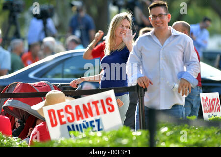 BOCA RATON, FL - November 04: Ron DeSantis, Rudy Giuliani und Attorney General Pam Bondi in Boca Raton am 4. November 2018 in Boca Raton, Florida. Personen: Atmosphäre Stockfoto