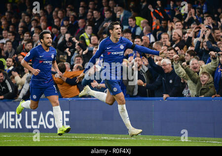 London, Großbritannien. 4 Nov, 2018. Alvaro Morata (R) von Chelsea feiert während der Englischen Premier League Spiel zwischen Chelsea und Crystal Palace an der Stamford Bridge Stadion in London, Großbritannien An November 4, 2018. Chelsea gewann 3-1. Credit: Marek Dorcik/Xinhua/Alamy leben Nachrichten Stockfoto