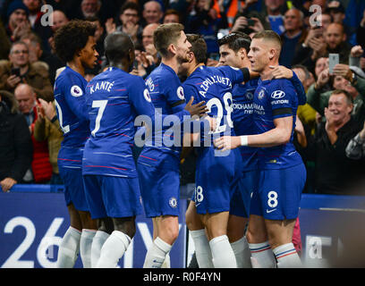 London, Großbritannien. 4 Nov, 2018. Chelsea Spieler feiern während der Englischen Premier League Spiel zwischen Chelsea und Crystal Palace an der Stamford Bridge Stadion in London, Großbritannien An November 4, 2018. Chelsea gewann 3-1. Credit: Marek Dorcik/Xinhua/Alamy leben Nachrichten Stockfoto