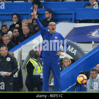 London, Großbritannien. 4 Nov, 2018. Chelsea's Manager Maurizio Sarri beauftragt während der Englischen Premier League Spiel zwischen Chelsea und Crystal Palace an der Stamford Bridge Stadion in London, Großbritannien An November 4, 2018. Chelsea gewann 3-1. Credit: Marek Dorcik/Xinhua/Alamy leben Nachrichten Stockfoto