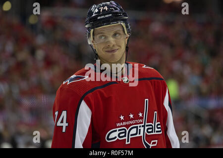 Washington, DC, USA. 3. Okt, 2018. Washington Capitals defenseman John Carlson (74) Während des Spiels zwischen den Boston Bruins und Washington Capitals im Capitol eine Arena, in Washington, DC am 3. Oktober 2018. Die Washington Capitals gewann 2018 den Stanley Cup. Credit: Alex Edelman/ZUMA Draht/Alamy leben Nachrichten Stockfoto