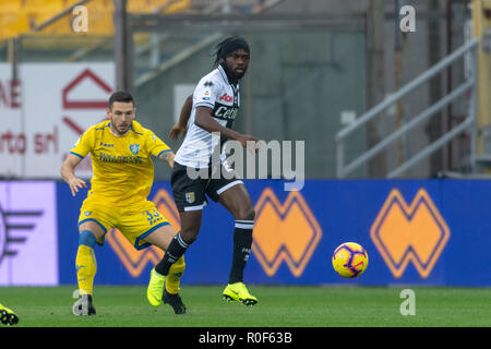 Gervinho Gervais Lombe Yao Kouassi (Parma) Andrea Beghetto (Frosinone) während Erie der Italienischen "Match zwischen Parma 0-0 Frosinone an Ennio Tardini Stadium am 4. November 2018 in Parma, Italien. Credit: Maurizio Borsari/LBA/Alamy leben Nachrichten Stockfoto