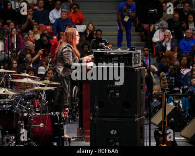 Chicago, Illinois, USA. 4. November 2018. Junior US-Senator von Illinois Tammy Duckworth spricht auf der heutigen Kundgebung. Senator Duckworth ist ein verwundeter Irak Krieg Veteran. Die Rally an den UIC-war ein Endspurt vor der bevorstehenden midterm Wahlen an diesem Dienstag, die viele erwarten wird eine Welle Wahl zugunsten der Demokraten sein. Quelle: Todd Bannor/Alamy leben Nachrichten Stockfoto