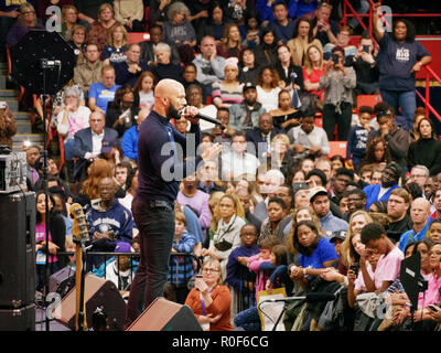 Chicago, Illinois, USA. 4. November 2018. Rapper Common Adressen die Masse an den heutigen Demokratischen Partei Rallye. Die Rally an den UIC-war ein Endspurt vor der bevorstehenden midterm Wahlen an diesem Dienstag, die viele erwarten wird eine Welle Wahl zugunsten der Demokraten sein. Quelle: Todd Bannor/Alamy leben Nachrichten Stockfoto