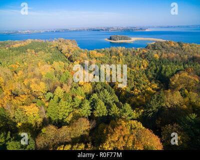 Luftaufnahme der schönen Landschaft der Masuren Region im Herbst Jahreszeit, Mamry See im Hintergrund, Polen Stockfoto