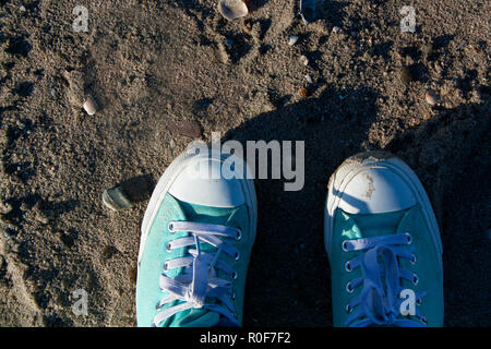 Ein paar Füßen im Deck Schuhe am Strand von Hoek van Holland, Niederlande Stockfoto