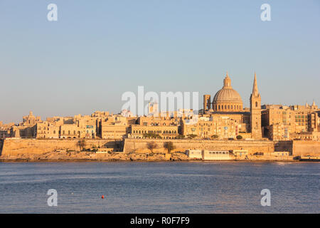 Orange Sonnenuntergang über dem Grand Harbour von Valletta Stockfoto