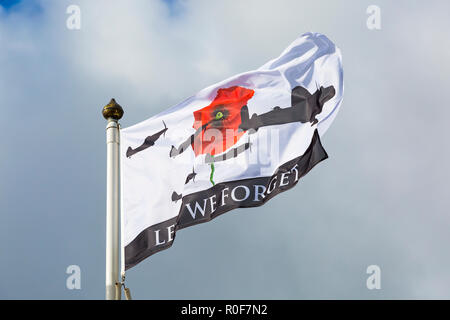 Damit wir es nicht vergessen Flagge weht im Wind in Swanage für Erinnerung und Kennzeichnung 100 Jahre seit dem Ende des Ersten Weltkriegs Armistice Day, Dorset Stockfoto