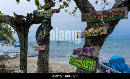 Costa Rica Puerto Viejo de Talamanca Schild am Strand Stockfoto