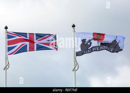 Union Jack & Damit wir Fahnen in Swanage für Erinnerung Vergessen und Kennzeichnung 100 Jahre seit dem Ende des Ersten Weltkriegs Armistice Day, Dorset UK Stockfoto