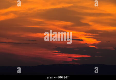 Abstrakte Sonnenuntergang Hintergrund mit vielen Schattierungen von Rot und Orange sieht aus wie Feuer in den Himmel. Stockfoto