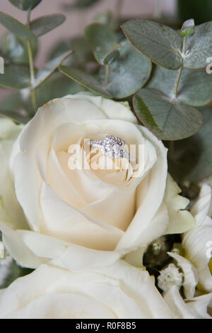 Nahaufnahme eines Engagement Ring in der Bräute Hochzeit Bouquet Stockfoto