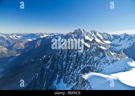 Die Aiguille du Midi ist ein Berg in den Mont Blanc Massiv in den Französischen Alpen, auf das Sie mit der Seilbahn von Chamonix. Stockfoto