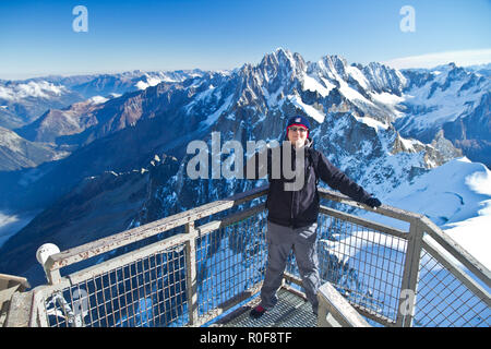 Die Aiguille du Midi ist ein Berg in den Mont Blanc Massiv in den Französischen Alpen, auf das Sie mit der Seilbahn von Chamonix. Stockfoto