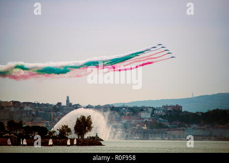 4 11 2018 in Triest, Italien. Leistung der Kunstflugstaffel Frecce Tricolori - Dreifarbige Pfeile. Stockfoto